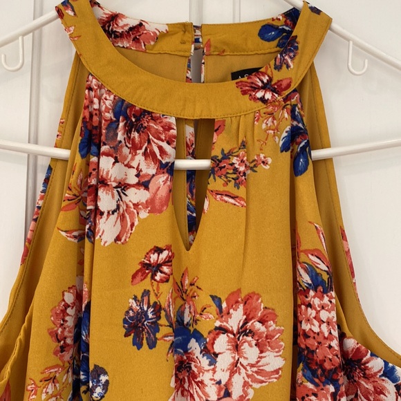 As U Wish Classy Yellow Floral Higher Neck Sleeveless Mini Romper Keyhole detail - Picture 5 of 9